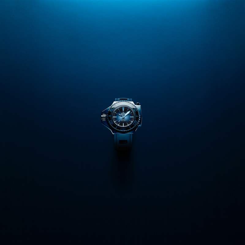 海馬系列今夏新款Summer Blue 深淺變化呈現(xiàn)獨(dú)特海洋美學(xué)-復(fù)刻表